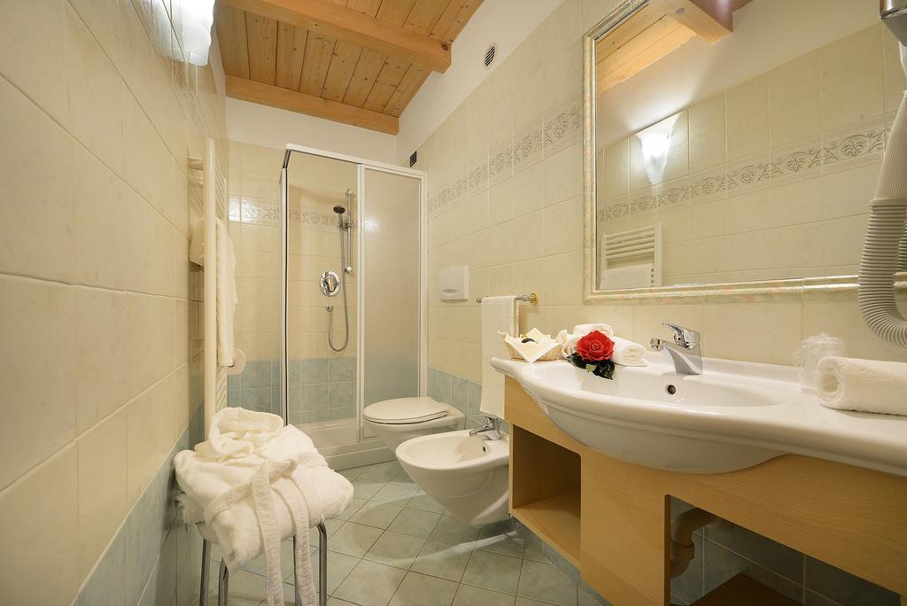 Hotel Cristallo Passo San Pellegrino Camera foto
