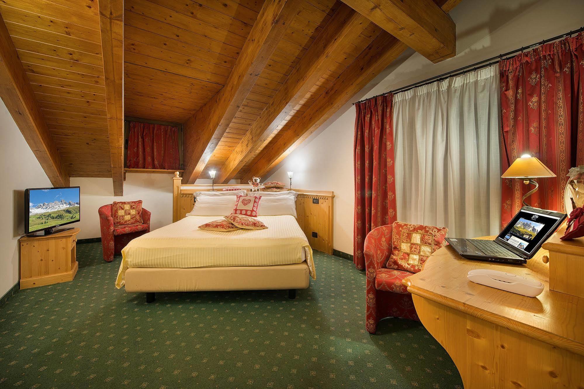 Hotel Cristallo Passo San Pellegrino Esterno foto